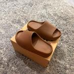 Yeezy slides flax 43, Slippers, Bruin, Verzenden, Nieuw