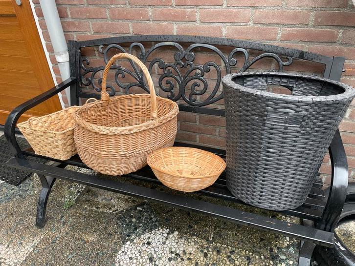 Diverse manden set - Riet en kunststof, Huis en Inrichting, Woonaccessoires | Schalen en Manden, Zo goed als nieuw, Mand, Overige vormen