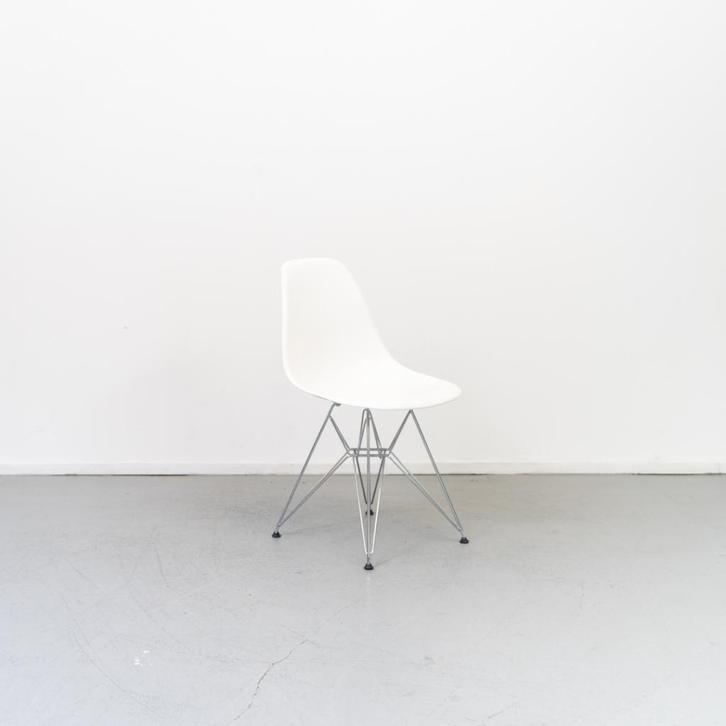 8 x Vitra Eames DSR-Stoel Wit - Chroom, Huis en Inrichting, Stoelen, Zo goed als nieuw, Kunststof, Metaal, Wit, Ophalen of Verzenden