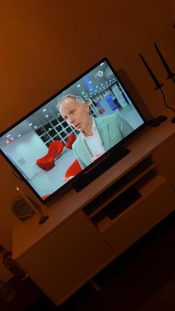 Wit TV Meubel met Pootjes - Zo Goed Als Nieuw! beschikbaar voor biedingen