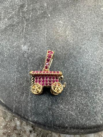 Gouden Woonwagen hanger met Robijntjes beschikbaar voor biedingen