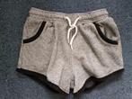 Een grijs gesieperd kort broekje met zwarte biesjes afgezet., Kinderen en Baby's, Kinderkleding | Maat 116, Broek, Kids Case.