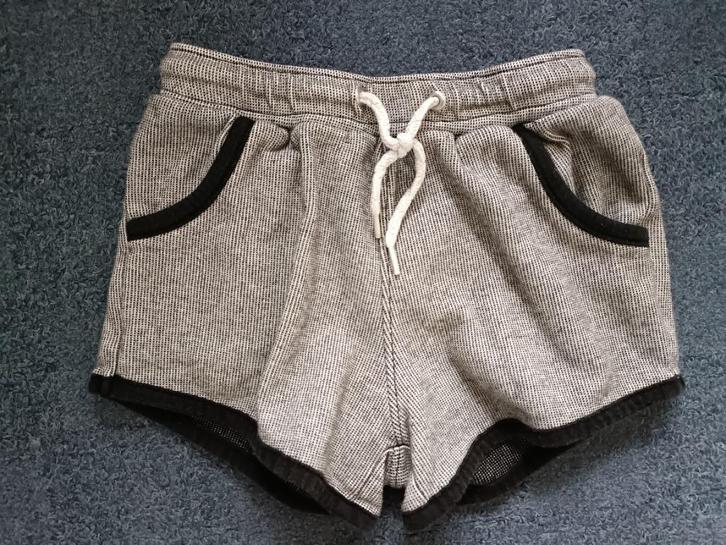 Een grijs gesieperd kort broekje met zwarte biesjes afgezet., Kinderen en Baby's, Kinderkleding | Maat 116, Zo goed als nieuw