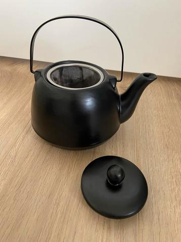 Theepot met theezeef/filter beschikbaar voor biedingen
