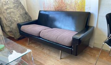 Vintage designbank beschikbaar voor biedingen
