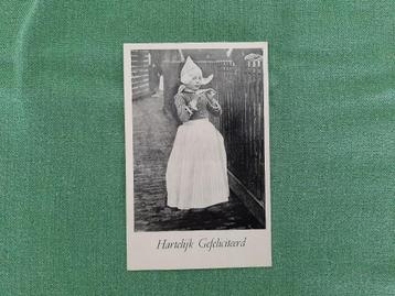 meisje in klederdracht, gelopen, stempel Gouda, 1937. beschikbaar voor biedingen