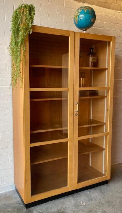 Vintage Mid-century schoolkast,vitrinekast,scheikunde-kast, Huis en Inrichting, Kasten | Vitrinekasten, Gebruikt, 150 tot 200 cm