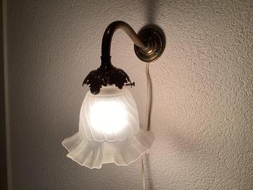 Art Nouveau Wandlamp.Glazen rokkappje. Messing Armatuur beschikbaar voor biedingen
