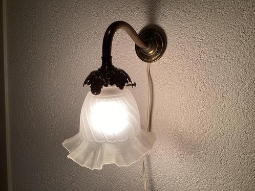 Art Nouveau Wandlamp.Glazen rokkappje. Messing Armatuur, Antiek en Kunst, Antiek | Lampen, Ophalen of Verzenden