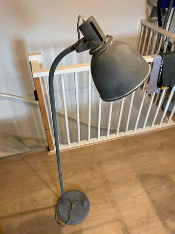 Industriële Vloerlamp beschikbaar voor biedingen