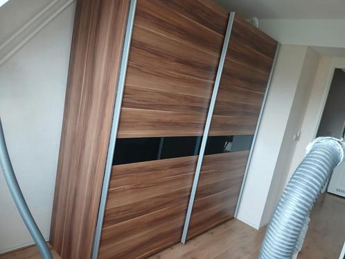 Mooie schuifdeurkast - Walnootlook - 207cm breed, Huis en Inrichting, Kasten | Kledingkasten, Zo goed als nieuw, 200 cm of meer