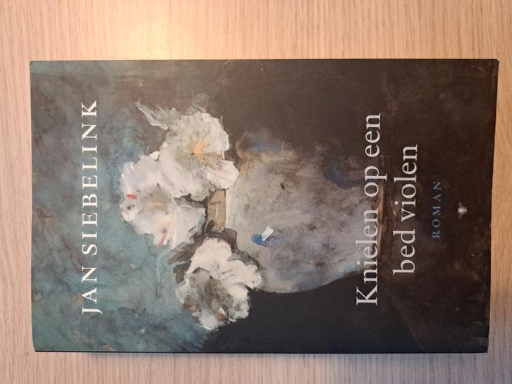 Jan Siebelink - Knielen op een bed violen (als nieuw), Boeken, Literatuur, Zo goed als nieuw, Ophalen of Verzenden