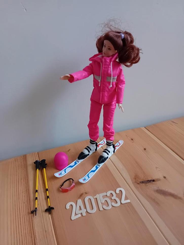 Barbie met ski's, Kinderen en Baby's, Speelgoed | Poppen, Gebruikt, Barbie, Ophalen of Verzenden