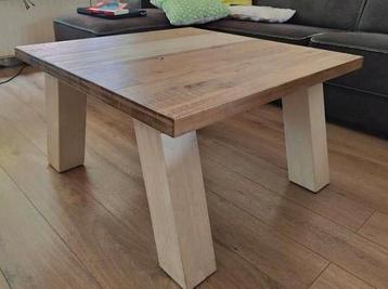 Massief houten vierkante salontafel beschikbaar voor biedingen
