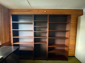 Grote Houten Boekenkast beschikbaar voor biedingen