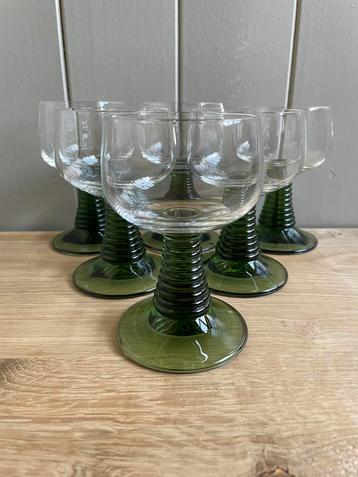 Vintage roemer glazen met mos groene ribbel voet France beschikbaar voor biedingen