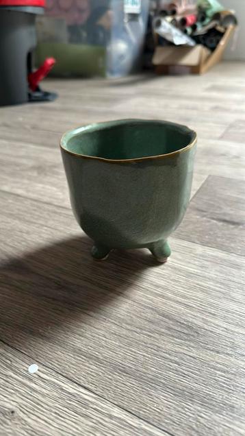 Kleine bloempot beschikbaar voor biedingen