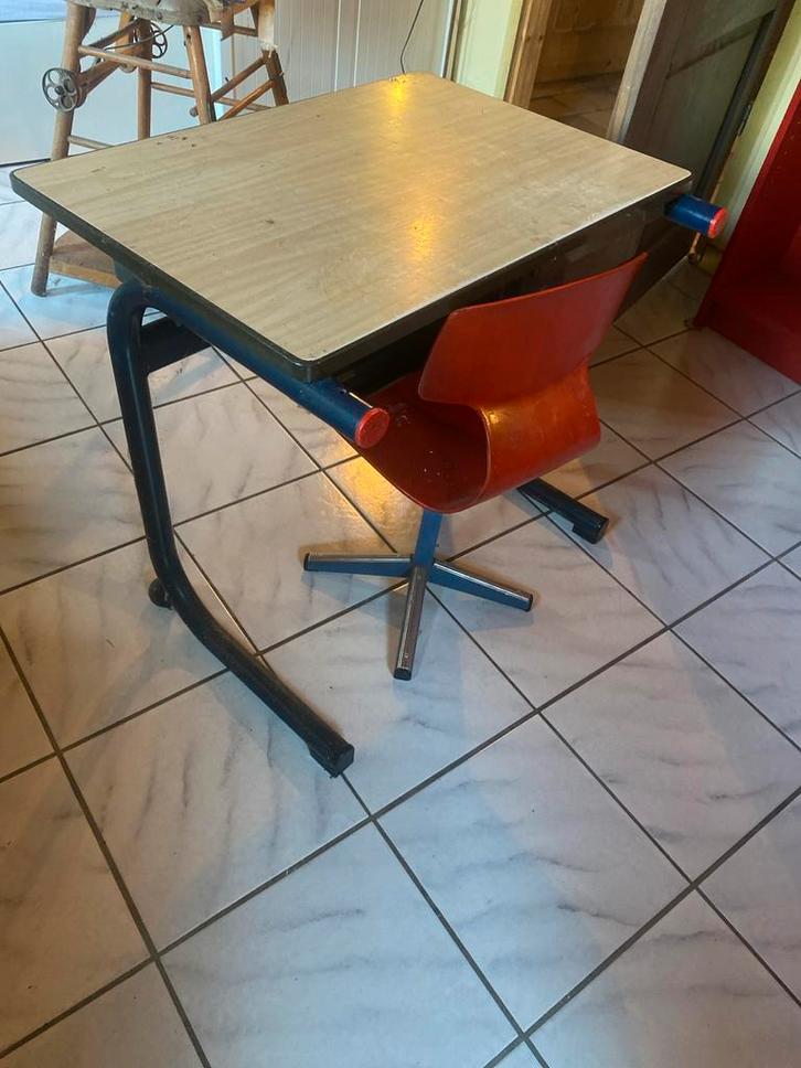 Vintage Schoolbankje met Stoeltje kinder bureau, Huis en Inrichting, Bureaus, Gebruikt, Bureau, Ophalen