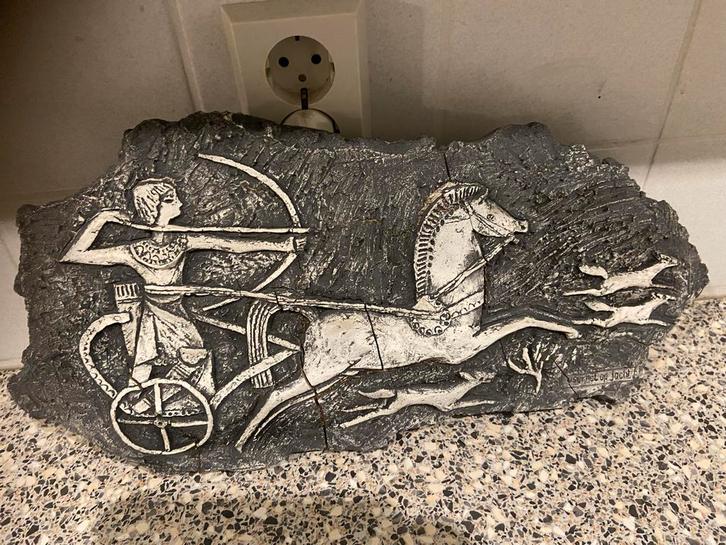 Antiek ogend wandreliëf met strijdwagen, Antiek en Kunst, Antiek | Woonaccessoires, Ophalen of Verzenden