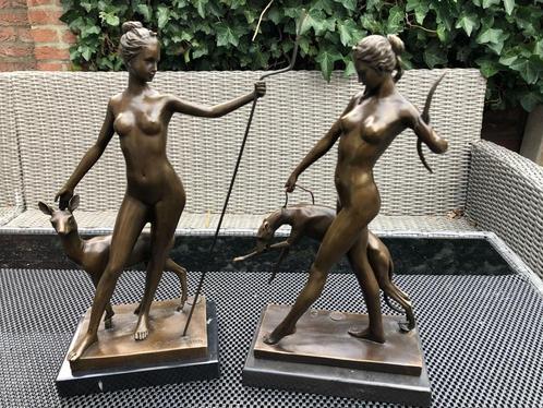 2 x bronzen beelden Diana godin v jacht  greyhound e 1 hinde, Antiek en Kunst, Kunst | Beelden en Houtsnijwerken, Ophalen of Verzenden