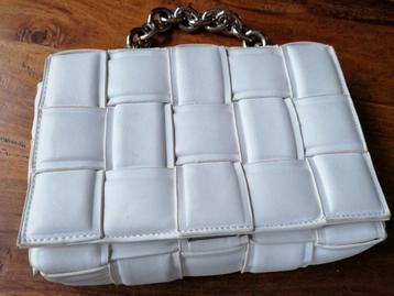 Grof gevlochten pu Tasje wit 23x15x5 zilveren handvat  beschikbaar voor biedingen