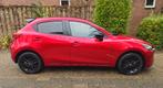 Mazda 2 Homura Mild Hybrid Soul Red Crystal met dakspoiler, Auto's, Mazda, Stof, 4 cilinders, Origineel Nederlands, Handgeschakeld