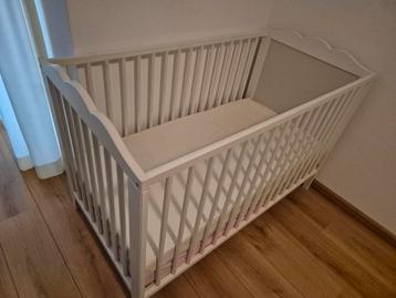 Babybed wit 120x60cm incl. 2 matrassen beschikbaar voor biedingen