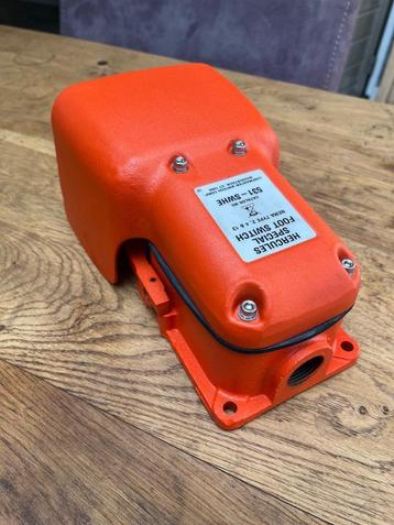 Voetschakelaar bediening machine beschikbaar voor biedingen