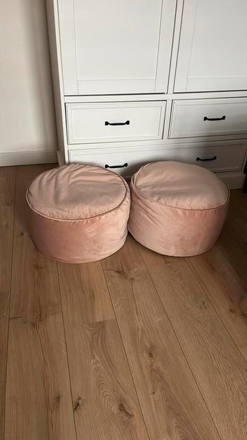 2 poefen oud roze fluweel €15,- beschikbaar voor biedingen