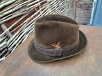 Bruin vilten gleufhoed met veer – vintage, Hoed, Staalmeester, Ophalen of Verzenden, 57 cm (M, 7⅛ inch) of minder