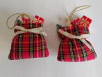 2 kersthangers rode ruitstof, schots zak met kerstcadeaus, Diversen, Kerst, Ophalen of Verzenden, Zo goed als nieuw