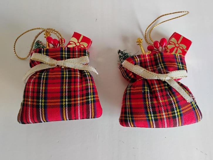 2 kersthangers rode ruitstof, schots zak met kerstcadeaus, Diversen, Kerst, Zo goed als nieuw, Ophalen of Verzenden