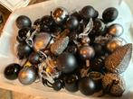 Kist met zwarte en grijze plastic kerstballen., Ophalen of Verzenden