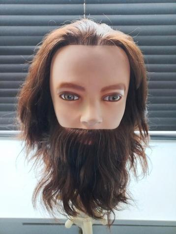 Kapperspop oefenhoofd Ambition man met baard snor echt haar beschikbaar voor biedingen