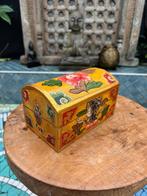 Tibetaans handwerk schatkistje kist Tibet geel, Nieuw, Minder dan 50 cm, Ophalen of Verzenden, https://verburgtvintage.nl/#contact