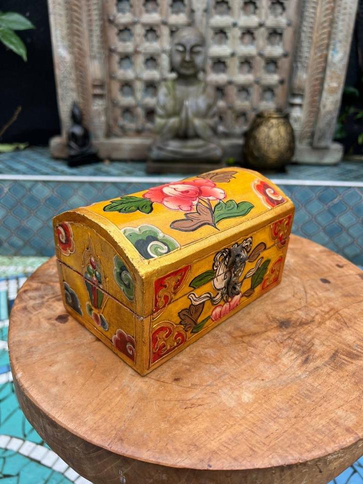 Tibetaans handwerk schatkistje kist Tibet geel, Huis en Inrichting, Woonaccessoires | Kisten, Nieuw, Minder dan 50 cm, Minder dan 50 cm