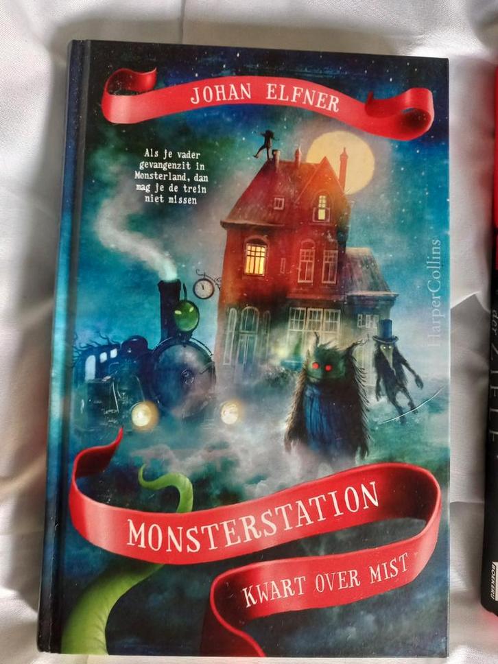 Johan elfner momsterstation kwart over mist, Boeken, Fantasy, Zo goed als nieuw, Ophalen of Verzenden