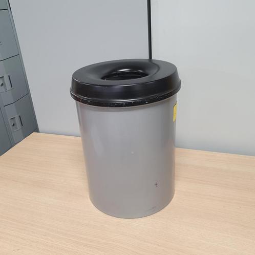 Vlamdovende metalen afvalbak grijs met zwarte deksel - 18 li, Huis en Inrichting, Woonaccessoires | Prullenbakken, Gebruikt, Metaal