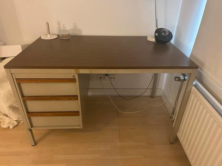 Vintage stalen bureau met houten details, Huis en Inrichting, Bureaus, Gebruikt, Bureau, Ophalen