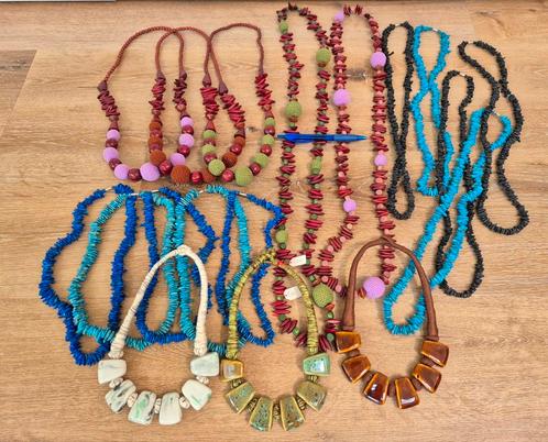 Partij van 18 zomerse kettingen hout keramiek macramé, Sieraden, Tassen en Uiterlijk, Bedels, Overige merken, Overige materialen