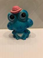 Blauwe spaarpot kikker met roze hoed, Ophalen of Verzenden, Gebruikt, Overige materialen, Dier