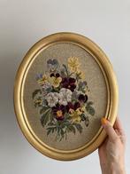 Grote vintage lijst met geborduurde bloemen/ viooltjes, Ophalen of Verzenden, Zo goed als nieuw