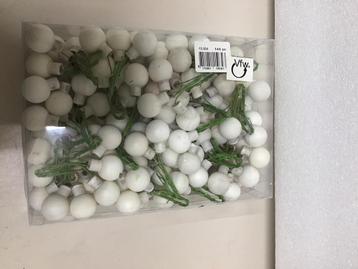 Mat glazen witte kerstballetjes beschikbaar voor biedingen
