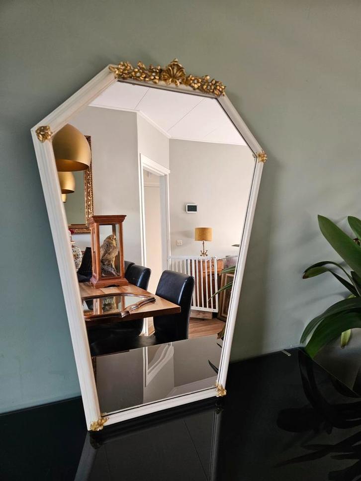 Vintage spiegel in witte lijst met gouden details, Huis en Inrichting, Woonaccessoires | Spiegels, Gebruikt, Minder dan 50 cm