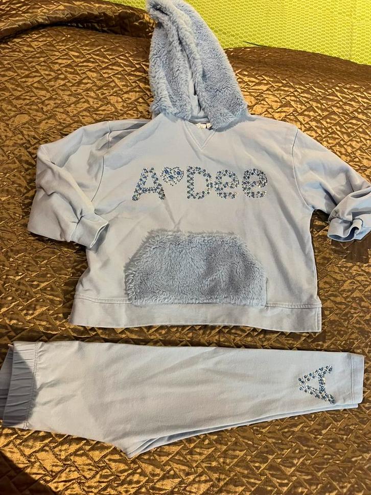 Adee joggingpak maat 104 origineel zgan, Kinderen en Baby's, Kinderkleding | Maat 104, Zo goed als nieuw, Meisje, Setje, Ophalen of Verzenden