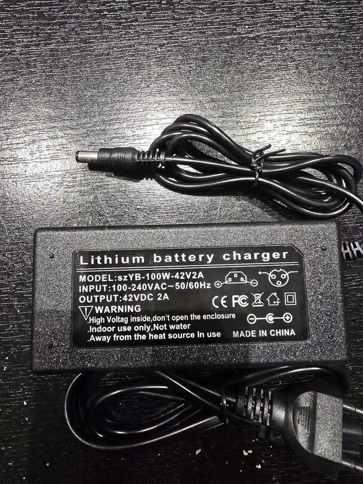 42V 2A Lithium Batterij Oplader voor Elektrische Step, Fietsen en Brommers, Steps, Nieuw, Elektrische step (E-scooter), Ophalen of Verzenden