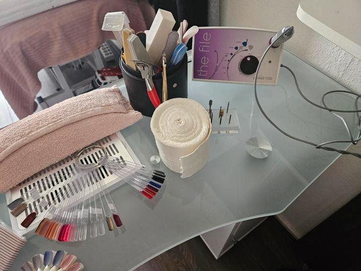 Manicure tafel met ingebouwde afzuiging en glasplaat, Diensten en Vakmensen, Schoonheidsspecialisten | Manicure
