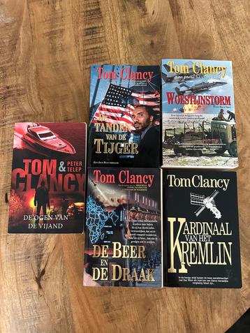 Tom Clancy en David Baldacci stapel boeken beschikbaar voor biedingen