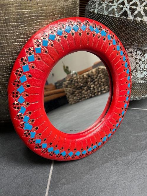 Marokkaanse ronde lederen spiegel handbeschilderd oosters, Huis en Inrichting, Woonaccessoires | Spiegels, Gebruikt, Minder dan 50 cm