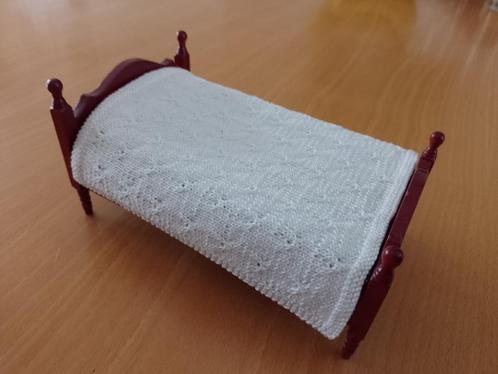 1:12 miniatuur sprei deken gebreid wit patroon 2, Verzamelen, Poppenhuizen en Toebehoren, Nieuw, Textiel, Ophalen of Verzenden